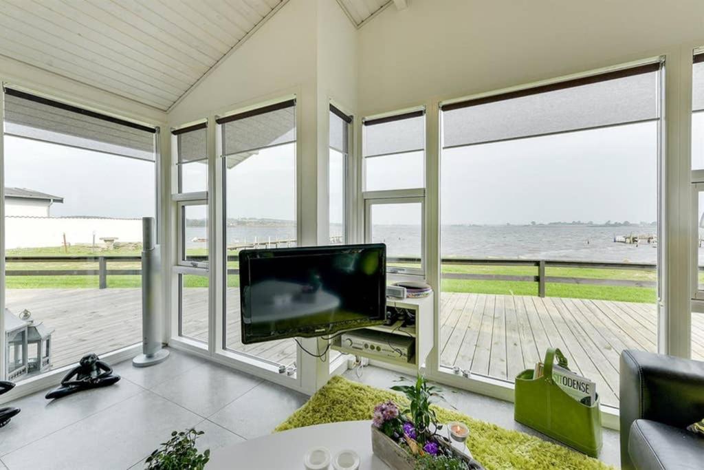 Eksklusiv Sommerhus Beliggende I Vandkanten Munkebo Exterior foto